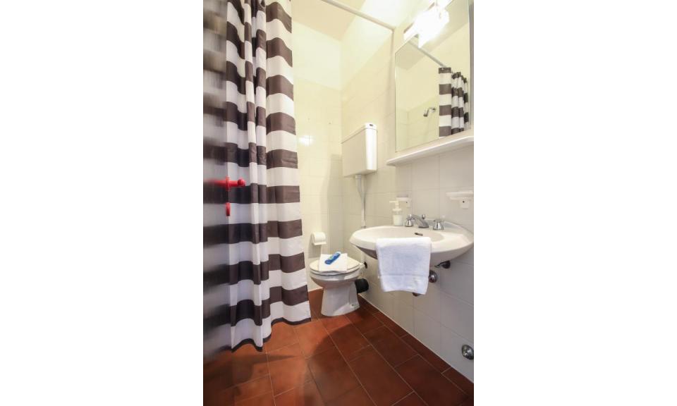 Ferienwohnungen TERRAMARE: E9/VSM - Badezimmer mit Duschvorhang (Beispiel)