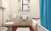 Ferienwohnungen TERRAMARE: E9/VSM - Badezimmer mit Badewanne (Beispiel)