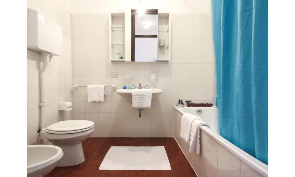 Ferienwohnungen TERRAMARE: E9/VSM - Badezimmer mit Badewanne (Beispiel)