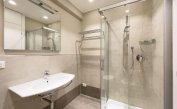 Ferienwohnungen TERRAMARE: E8/VSM - Badezimmer mit Duschkabine (Beispiel)