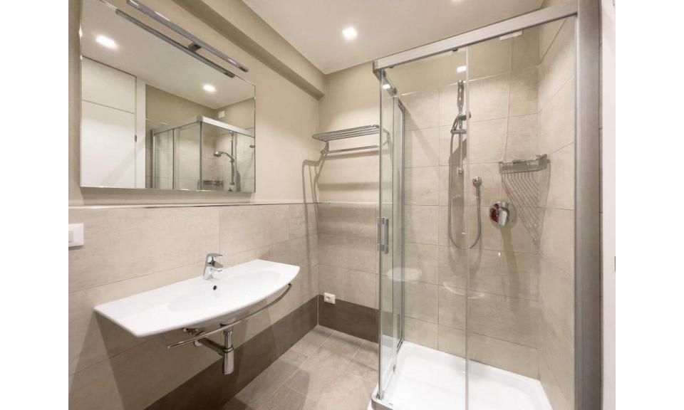 Ferienwohnungen TERRAMARE: E8/VSM - Badezimmer mit Duschkabine (Beispiel)