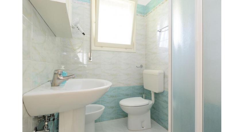 Ferienwohnungen VILLA NADIA: C6/DF - Badezimmer mit Duschkabine (Beispiel)
