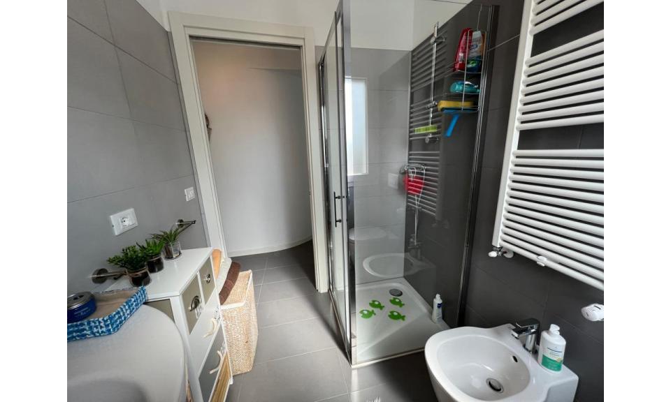 apartments VILLA CARLA: C5/5 - bathroom with a shower enclosure (example)
