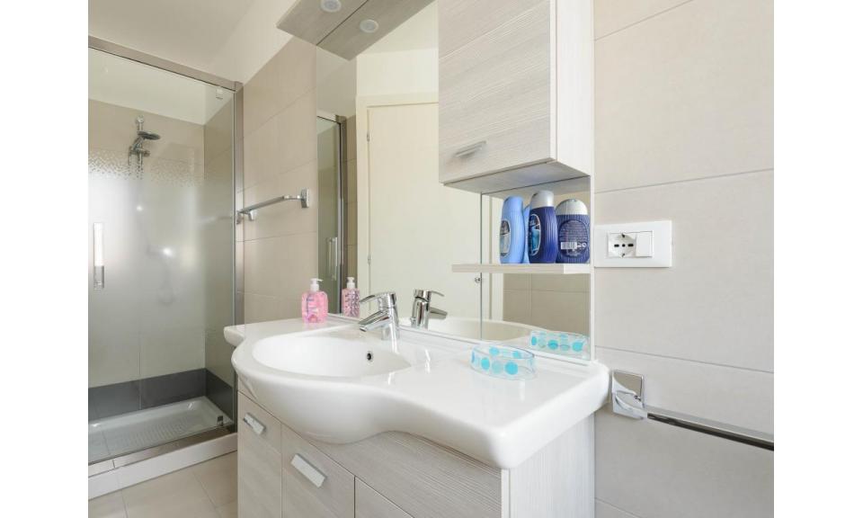 Ferienwohnungen VILLA CARLA: C5 - Badezimmer mit Duschkabine (Beispiel)