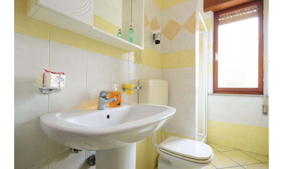 Ferienwohnungen ERICA: B5 - Badezimmer mit Duschkabine (Beispiel)