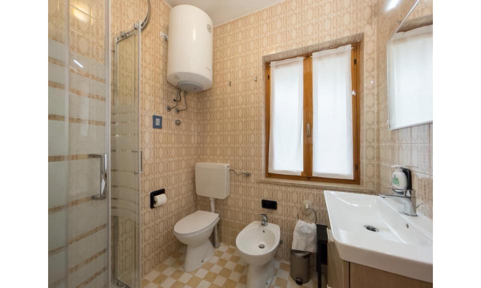 appartament VILLAGGIO GIARDINO: C6/VSI - salle de bain avec cabine de douche (exemple)