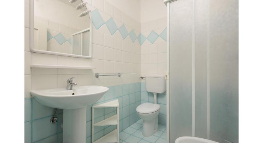 Ferienwohnungen LUNA: B5/3 - Badezimmer mit Duschkabine (Beispiel)