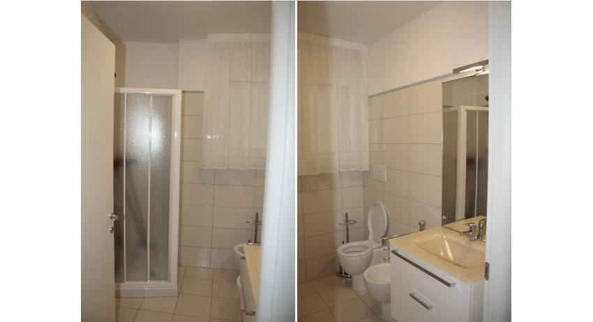 Ferienwohnungen MARE: C7 - Badezimmer mit Duschkabine (Beispiel)