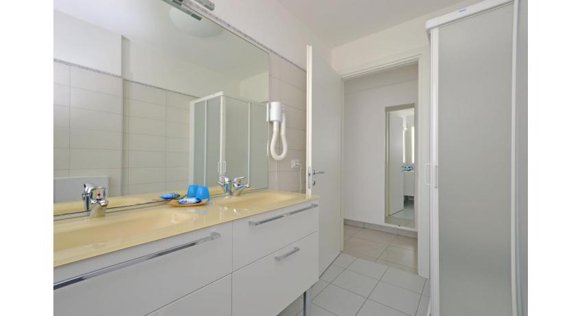Ferienwohnungen MARE: C8 - Badezimmer mit Duschkabine (Beispiel)