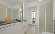 appartamenti MARE: D8X - bagno con box doccia (esempio)