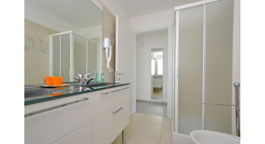 appartamenti MARE: D8X - bagno con box doccia (esempio)