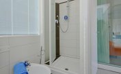 Ferienwohnungen MARE: D8X - Badezimmer mit Duschkabine (Beispiel)