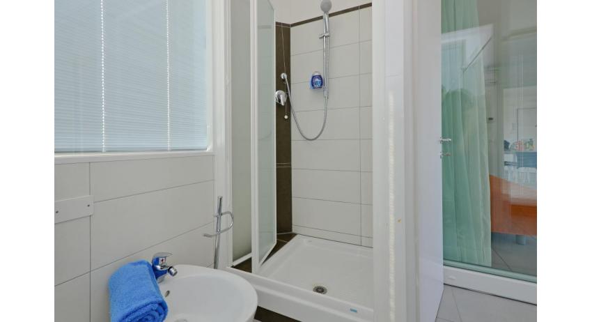 Ferienwohnungen MARE: D8X - Badezimmer mit Duschkabine (Beispiel)