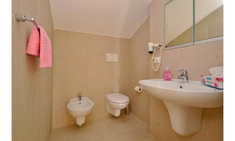 Ferienwohnungen FIORE: B4 - Badezimmer mit Duschkabine (Beispiel)