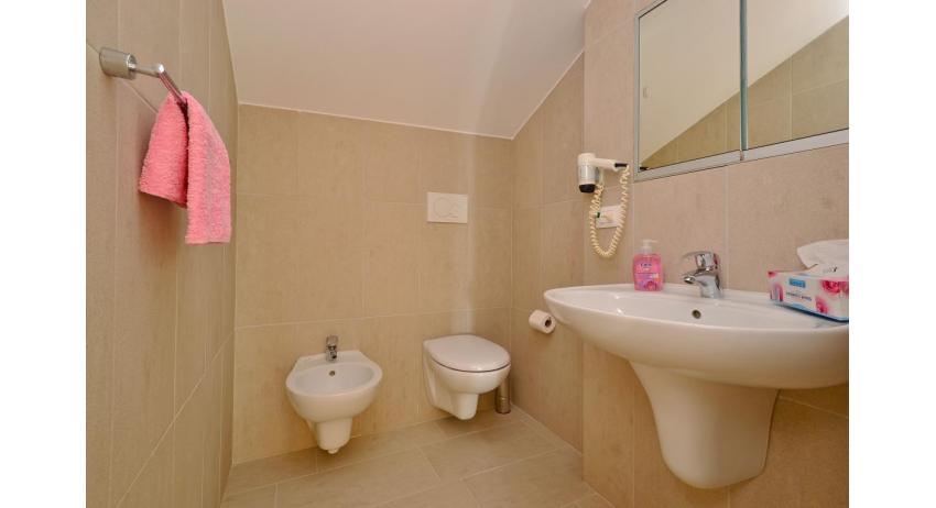 appartamenti FIORE: B4 - bagno con box doccia (esempio)