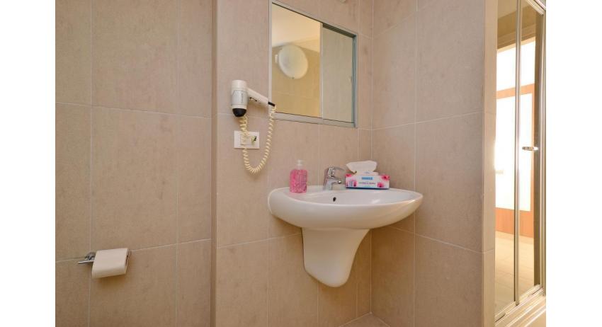 apartments FIORE: B4 - bathroom (example)