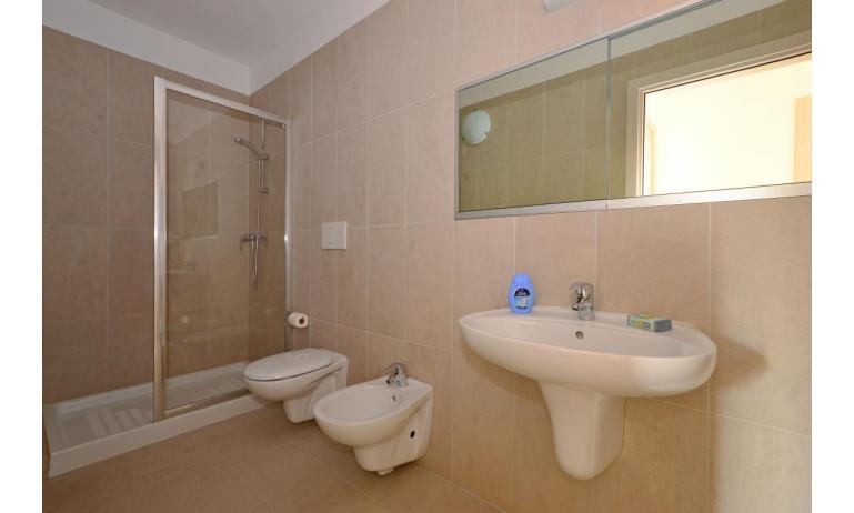 appartament FIORE: C6 - salle de bain avec cabine de douche (exemple)