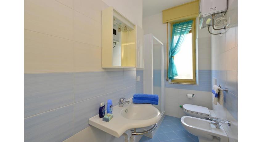 Ferienwohnungen JUPITER: B4 - Badezimmer mit Duschkabine (Beispiel)