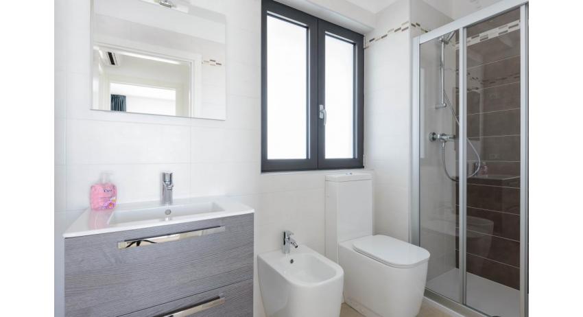 apartments VERDE: C6x - bathroom with a shower enclosure (example)