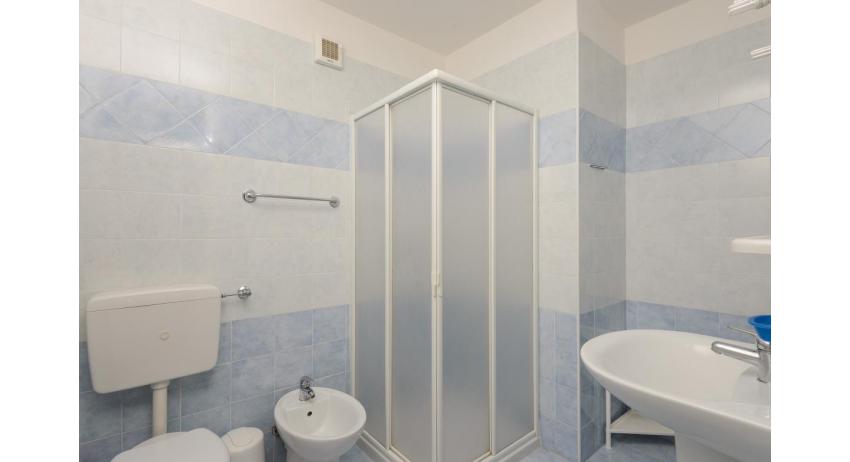 appartament LUNA: B4/1 - salle de bain avec cabine de douche (exemple)